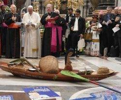 La canoa, símbolo de la barca de la Iglesia en el Amazonas, en el inicio del Sínodo en Roma