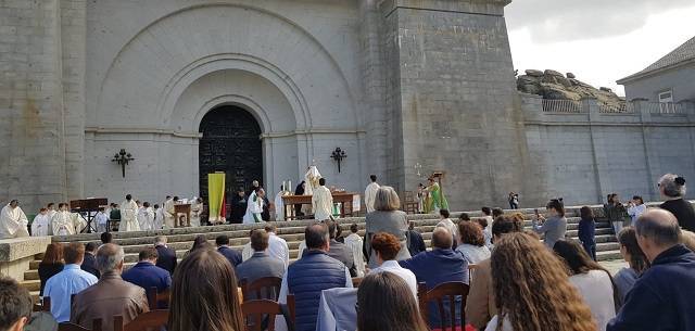 El Gobierno cierra la basílica del Valle de los Caídos para la misa: la Eucaristía, a la intemperie 