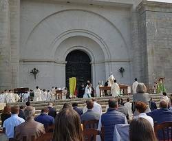 El Gobierno cierra la basílica del Valle de los Caídos para la misa: la Eucaristía, a la intemperie 