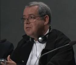 El obispo Wellington De Queiroz fue uno de los que compareció en rueda de prensa para explicar los debates del día