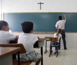 Hay entidades que usan distintos trucos para dificultar o esconder la clase de religión confesional en las escuelas de Cataluña