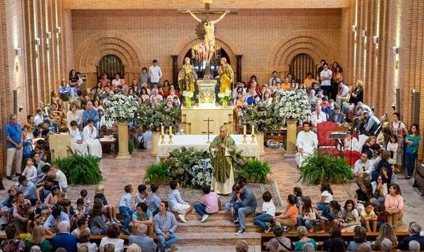 Las misas de domingo en Caná siempre están abarrotadas, como en esta celebrada por el párroco Jesús Higueras / Fotos- David Expósito (El País)