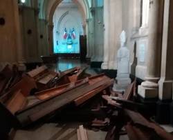 Encapuchados asaltan la catedral chilena de Valparaíso y hacen barricadas con los bancos del templo