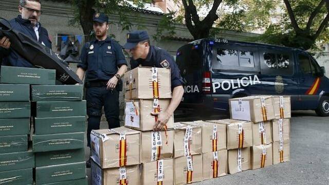Antidisturbios de la Policía donan a una parroquia de Barcelona los regalos recibidos estos días