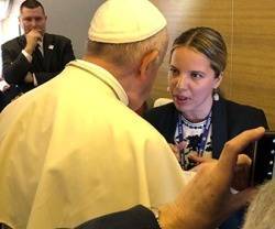Ángeles Conde con el Papa Francisco en uno de sus viajes apostólicos