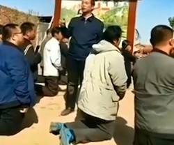 Católicos chinos protestan de rodillas y en ayuno para salvar a sus iglesias de ser derribadas