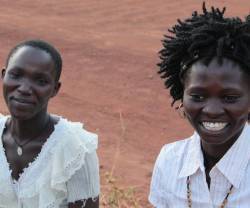 Dos jóvenes madres en el documental Palabek: esperanza con los salesianos en un campo de desplazados