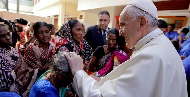 El Papa Francisco bendice a una mujer durante su visita a Bangladesh en 2017