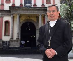 Jesús Antonio Lerma, nuevo obispo de Iztapalapa, México, ante el templo que pasa a ser su catedral