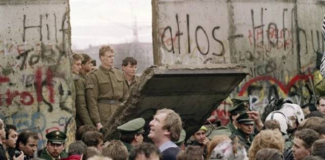 Juan Pablo II, en la caída del Muro de Berlín: «¡Sin temor debemos mostrar la grandeza de la fe!»