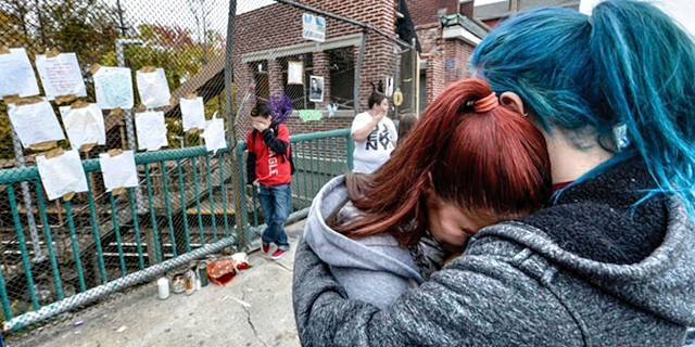 Dos jóvenes abrazados en el homenaje a un compañero suicidado.