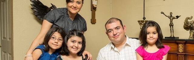 Una familia católica, con símbolos cristianos, la Virgen y un don Quijote
