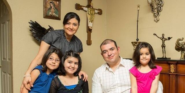 Una familia católica, con símbolos cristianos, la Virgen y un don Quijote
