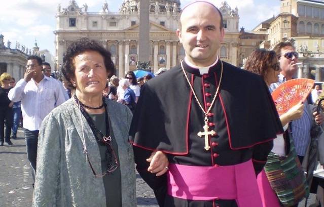 Monseñor Munilla, con su madre Inaxi, durante una visita al Vaticano