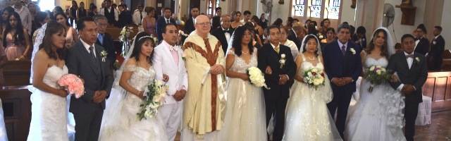 Cinco hermanos dan el paso a casarse ante Dios en una boda juntos, en recuerdo a su madre fallecida