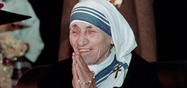¿Tienes un problema urgente? Prueba con la «novena voladora» a la Virgen que creó la Madre Teresa