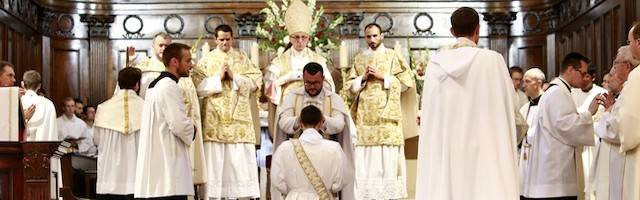 Ordenación de hombres casados: las razones por las que la Iglesia les exigía la continencia perfecta