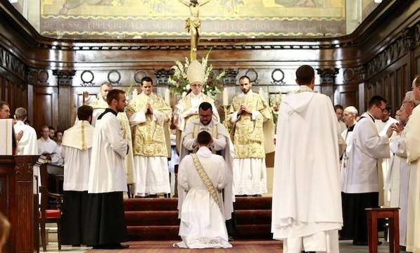 El celibato está ordenado a la continencia, que es esencial al sacerdocio, según tradición apostólica.