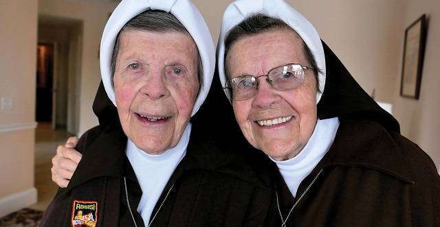 Son hermanas gemelas, monjas y cumplen... ¡70 años de vida religiosa!: en el orfanato empezó todo