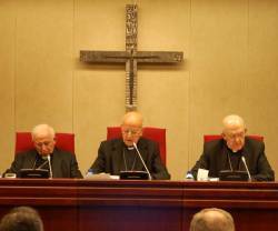 De izquierda a derecha, los cardenales Cañizares, de Valencia; Blázquez, de Valladolid y Osoro, de Madrid, en la Plenaria de obispos del 18 de noviembre de 2019