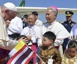 El Papa Francisco saluda a niños y obispos en el aeropuerto de Bangkok