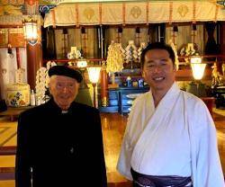 El misionero Alberto Berra y Nabeshima Tomohisa, kannushi del santuario de Yutoku Inari