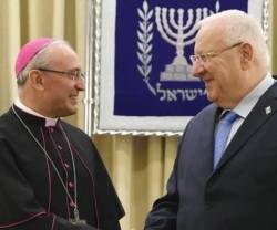 A la izquierda, Leopoldo Girelli, en 2017, cuando fue nombrado Nuncio apostólico en Israel... la diplomacia vaticana mantiene su postura tradicional