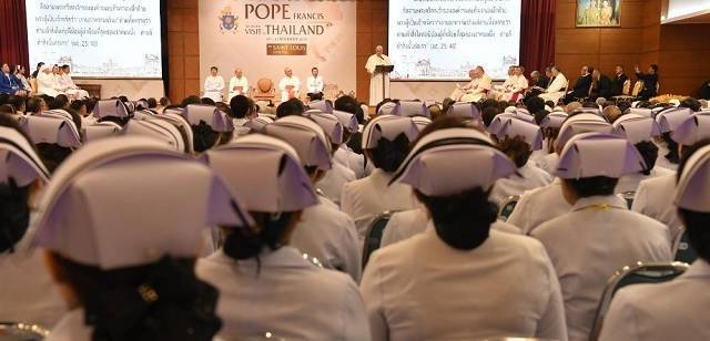 El Papa, en un hospital católico en Tailandia: «Realizáis una de las mayores obras de misericordia»
