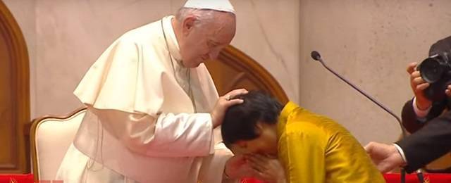 Una futura monja relata al Papa en Tailandia su paso del budismo al catolicismo a través de María