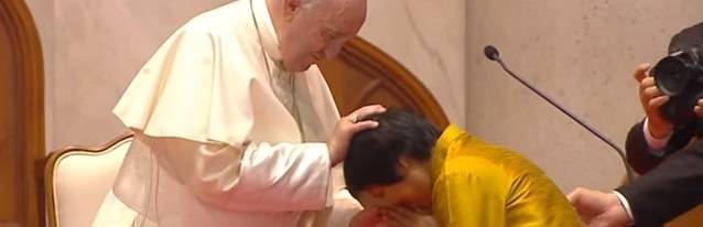 Una futura monja relata al Papa en Tailandia su paso del budismo al catolicismo a través de María