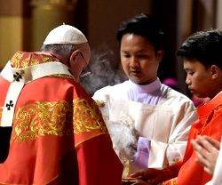 El Papa Francisco en la misa final en la catedral de Bangkok, a al que acudieron jóvenes de todo el país