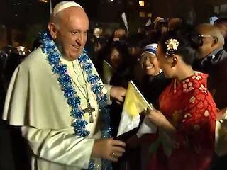 La calurosa llegada del Papa a Japón