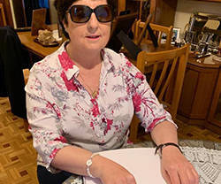 María José Vaquero, leyendo en braille