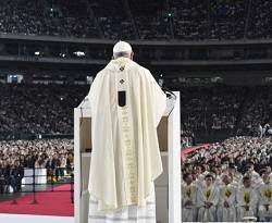 El Papa, en Japón, alerta de la ola de «consumismo» y la búsqueda extrema de la «productividad»