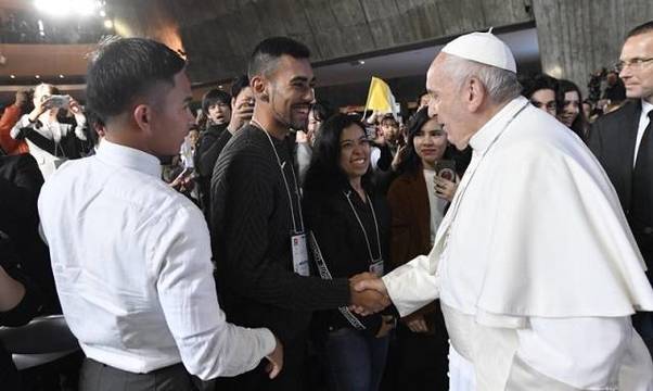 El «bullying» y el vivir como «zombis» en sociedades frenéticas: encuentro del Papa con los jóvenes