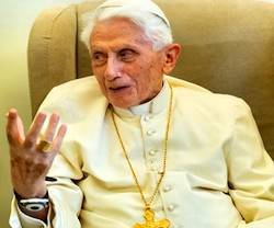Benedicto XVI ha permanecido vinculado directamente a la Comisión Teológica Internacional durante los 36 años que van desde su nacimiento hasta que fue elegido Papa, e indirectamente también como pontífice.
