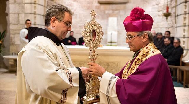 El Custodio de Tierra Santa y el nuncio apostólico en Israel y Palestina veneran la reliquia.