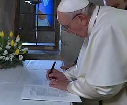 El Papa firma la carta Admirabile Signum en el mismo lugar donde San Francisco de Asís introdujo la costumbre del belén navideño.