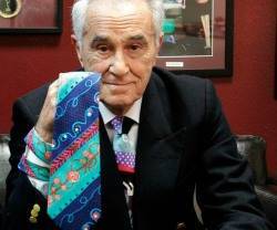 El veterano periodista José María Carrascal es popular, entre otras cosas, por sus llamativas corbatas y su peculiar estilo, a veces ya entrañable