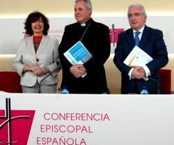 Iceta -obispo y licenciado en medicina-, el doctor Batiz y la enfermera especialista en paliativos Encarnación Isabel Pérez
