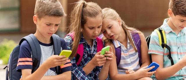 Retrasar la edad del primer móvil: los padres reaccionan y unen fuerzas en una dura batalla social