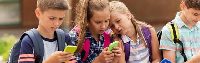 Retrasar la edad del primer móvil: los padres reaccionan y unen fuerzas en una dura batalla social