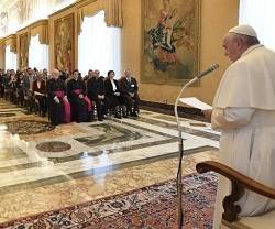El Papa a ONGs católicas: «La Iglesia siempre hizo cosas grandes con medios pobres»