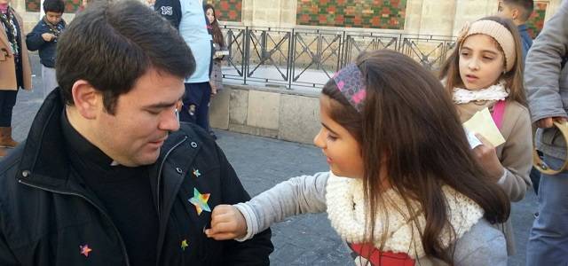 Miles de niños españoles serán misioneros callejeros esta Navidad como «sembradores de estrellas»