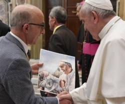 La Asociación de Trabajadores Ancianos entregó algunos regalos al Pontífice, que este martes cumple 83 años