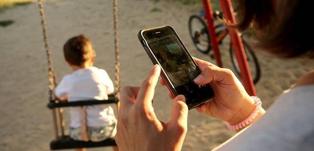 8 consejos a los padres para que el móvil no sea una barrera para pasar más tiempo con sus hijos