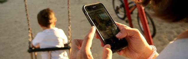8 consejos a los padres para que el móvil no sea una barrera para pasar más tiempo con sus hijos