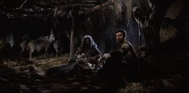 Escena al inicio de la película Ben Hur de 1959, cuando los Magos miran en la cueva de Belén