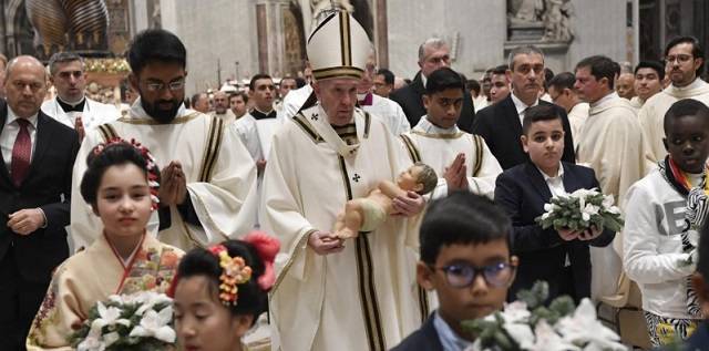 «Antes de ir en busca de Dios, dejémonos buscar por Él», exhorta el Papa en la Misa del Gallo