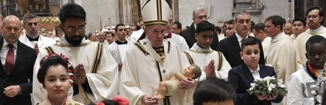 «Antes de ir en busca de Dios, dejémonos buscar por Él», exhorta el Papa en la Misa del Gallo